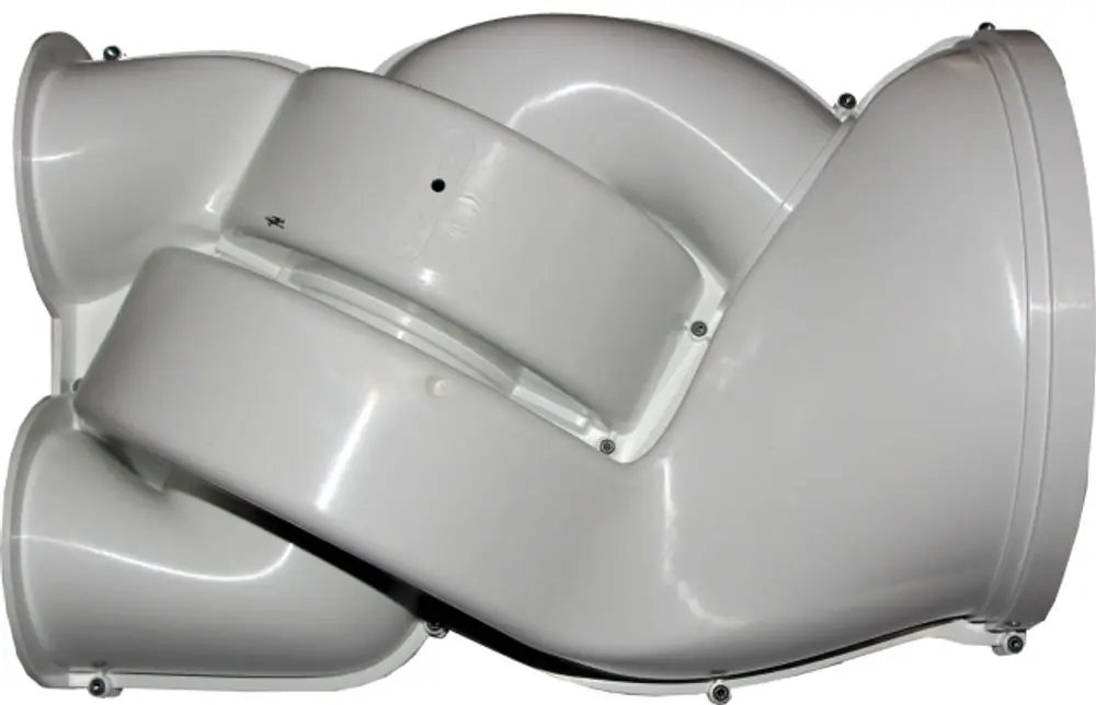 Weißer Ventilator mit Gehäuse, mehrfach gebogen, mit Anschlussöffnungen an mehreren Seiten, geeignet für Lüftungssysteme, hergestellt von Wolf.